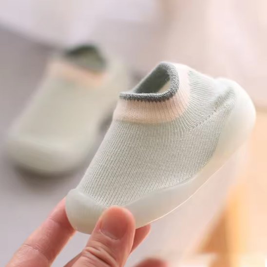 Maman présente chaussure pour bebe vert gaine