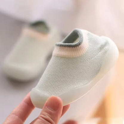 Maman présente chaussure pour bebe vert gaine