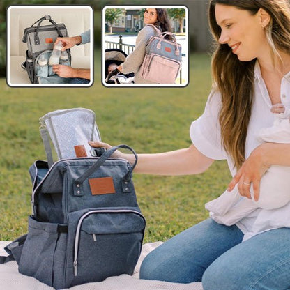 Maman range lingettes dans sac à langer bleu jean