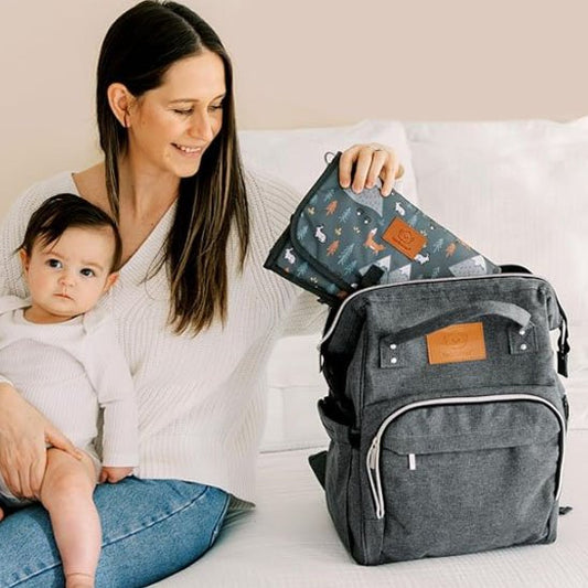 Maman range lingettes dans sac à langer gris jean