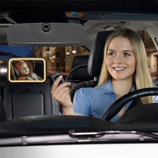 Maman règle avec télécommande miroir voiture bébé