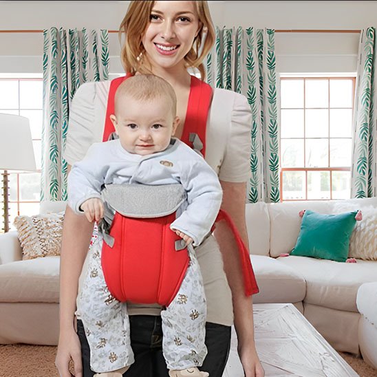 Maman riant avec bébé dans porte bébé rouge vive