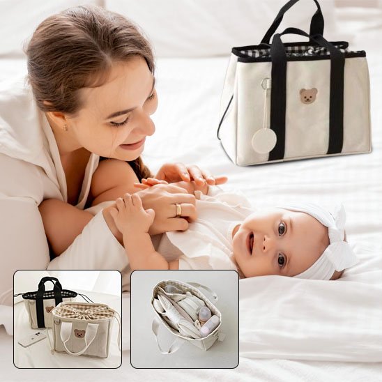 maman rit avec bébé près sac à langer blanc doudou