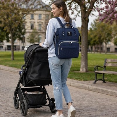 Maman se balade avec sac a langer bleu