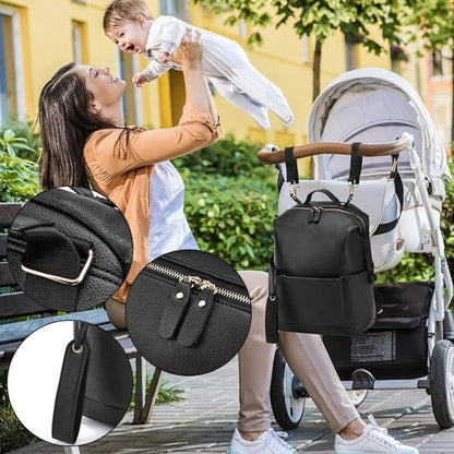 maman sur banc avec bébé en  air avec sac à langer noir accroché à poussette