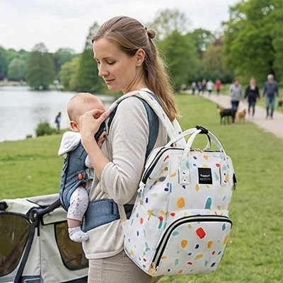 Maman tient bébé a avec sac a langer beige  fleuri