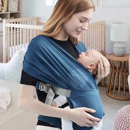 Maman tient bébé dans écharpe de portage bleu douillet