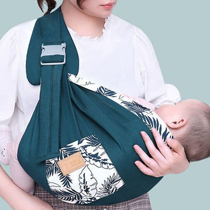 Maman tient bébé dans une écharpe de portage bleu design
