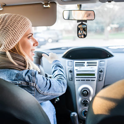 Maman veille sur enfant à travers   miroir voiture bébé