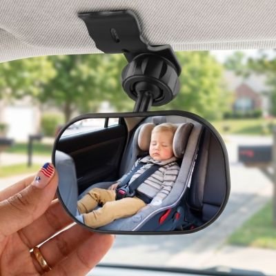 Maman vérifie miroir voiture bébé