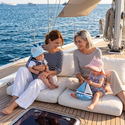 Mamans sur bateau avec bébés portant chapeau bebe bleu rose