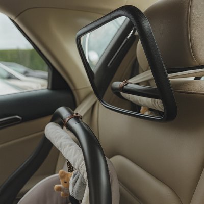 Miroir voiture bébé accroché dans la voiture