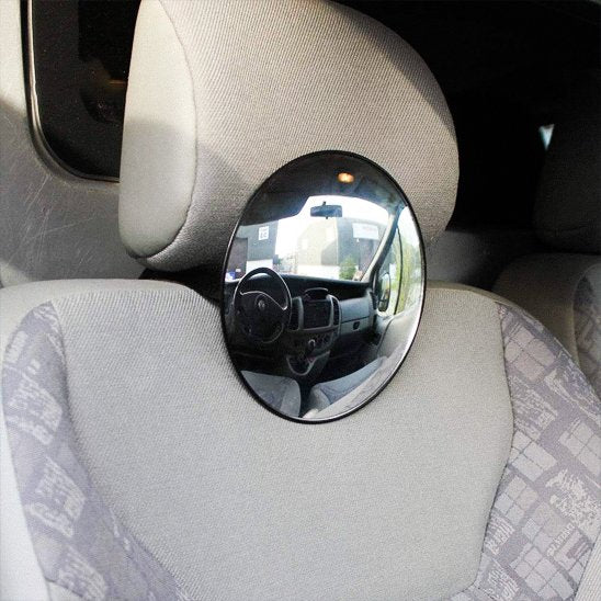 Miroir voiture bébé installé sur siège arrière blanc
