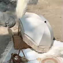 ombrelle beige sur décor pique nique-plage