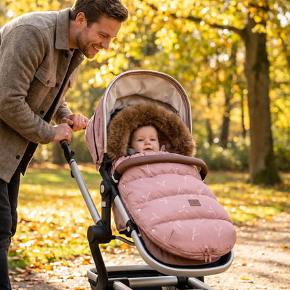 Papa à extérieur avec bébé dans chancelière poussette rose fleural