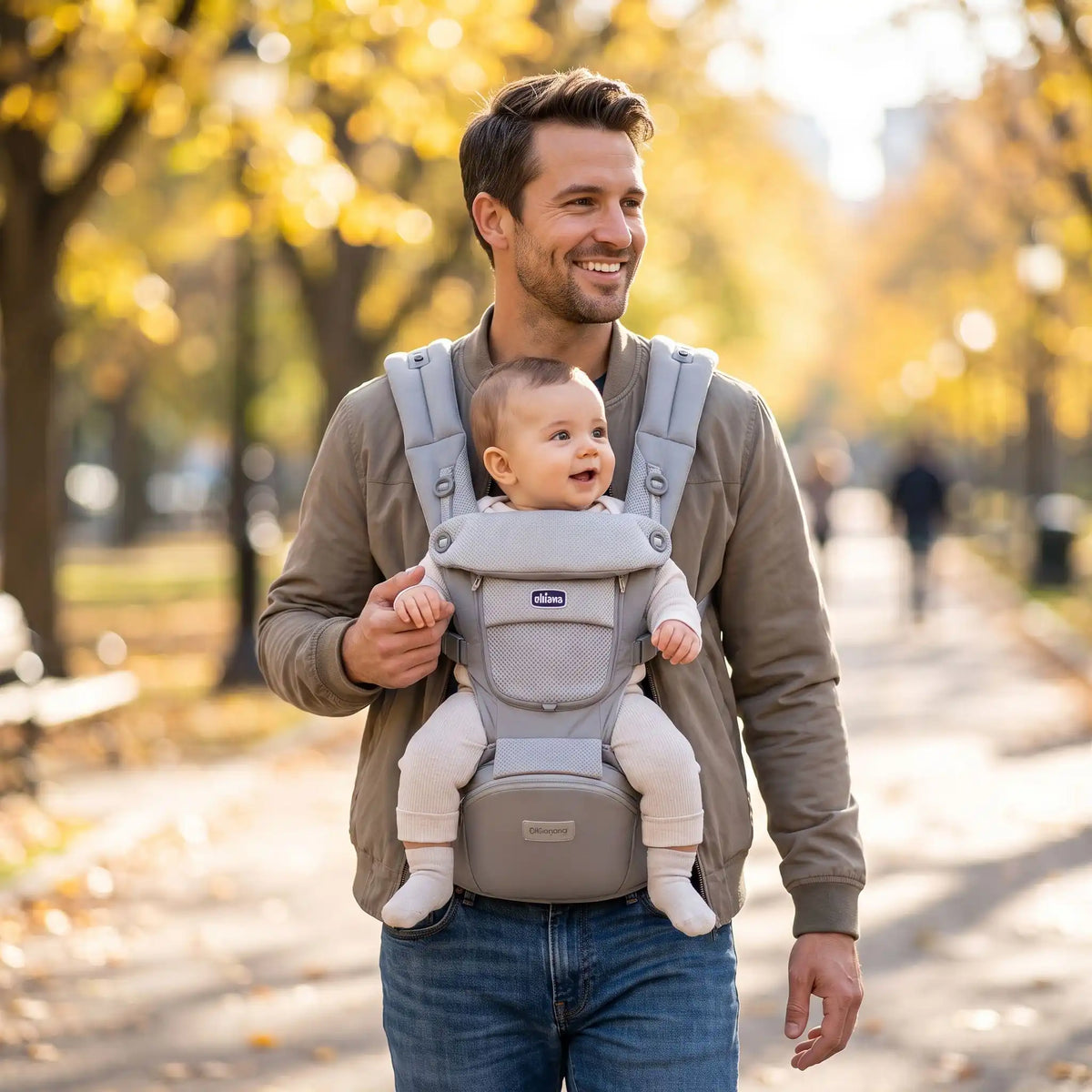 Papa au parc avec bébé dans porte bebe gris