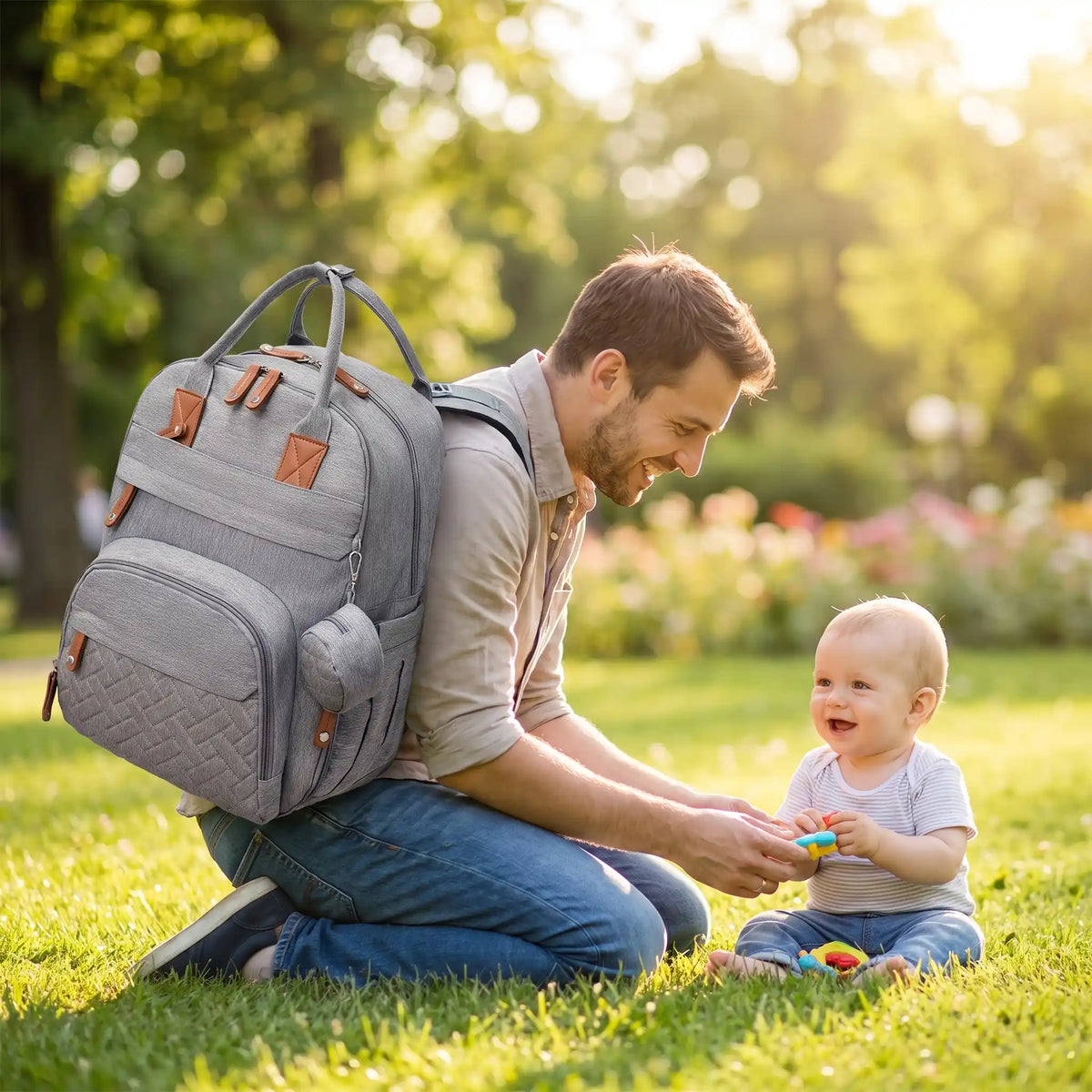 Papa au parc avec bébé porte sac a langer