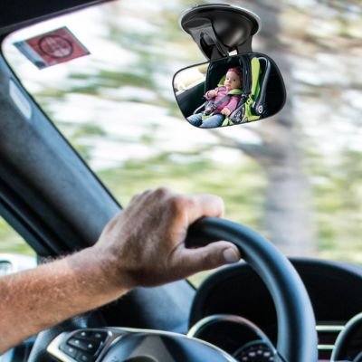 Papa au volant avec miroir voiture bébé en avant