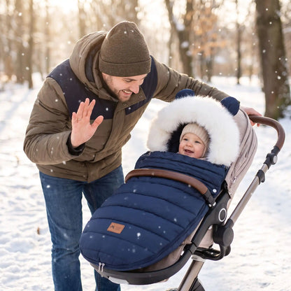 Papa coucou à bébé dans chancelière poussette bleu fourrure