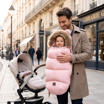 Papa dans rue montre bébé dans chancelière  poussette rose