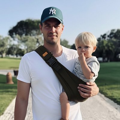 Papa en balade avec bébé dans écharpe de portage noir