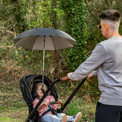 Papa en balade avec bébé sous ombrelle pour poussette​ 