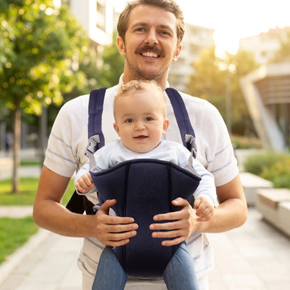 Papa joyeux avec bébé dans porte bebe bleu nuit