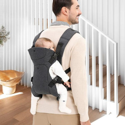 papa met bébé au dos dans porte bébé bleu