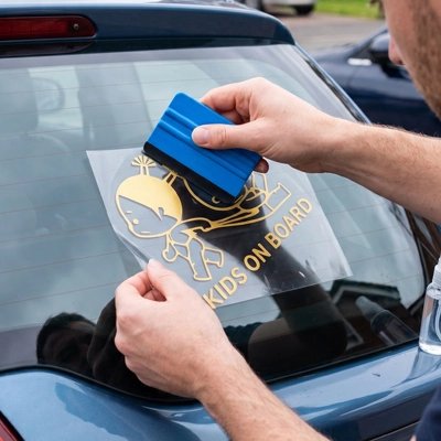 Papa nettoie autocollant bébé à  bord jaune