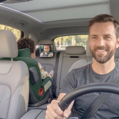 Papa riant regarde bébé dans miroir voiture bébé