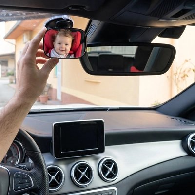 Papa scrute miroir voiture bébé