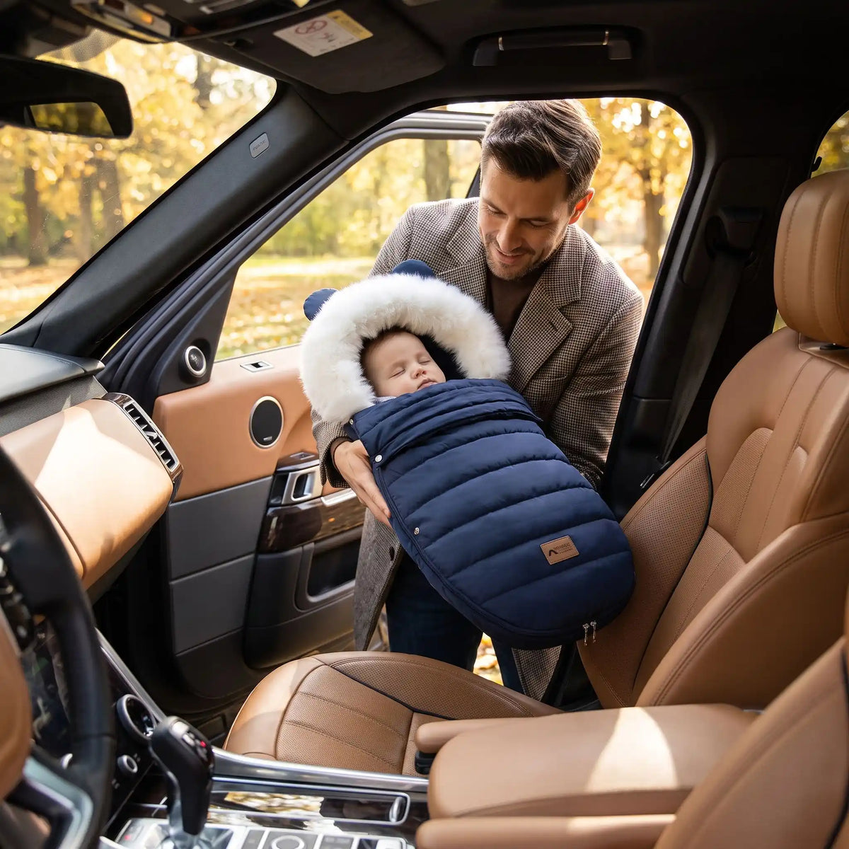 Papa sort bébé de voiture dans chancelière poussette bleu fourrure