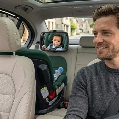 Papa surveille bébé à travers miroir voiture bébé
