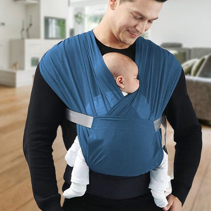 Papa tient bébé dans écharpe de portage bleu cocon