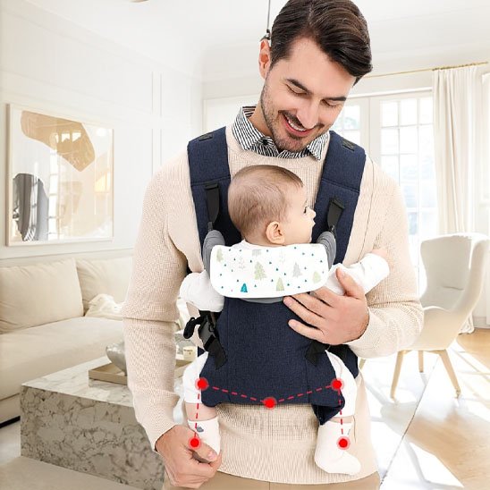 papa tient contre lui bébé dans porte bébé bleu
