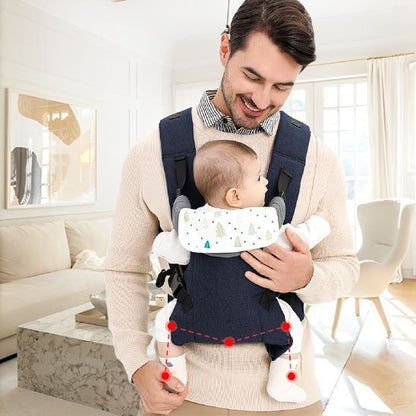 papa tient contre lui bébé dans porte bébé bleu