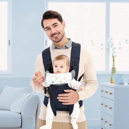 papa tient devant lui bébé dans porte bébé bleu nuit