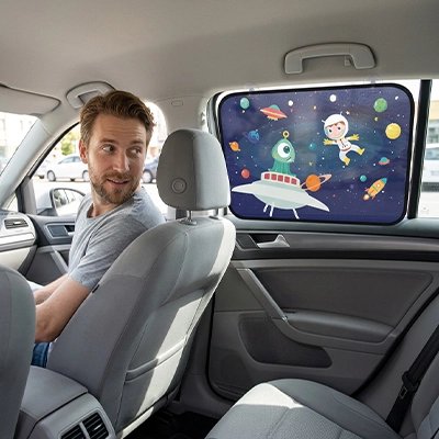 Papa veille sur pare soleil voiture bébé