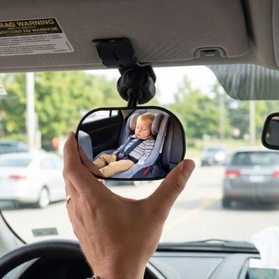 Papa vérifie miroir voiture bébé