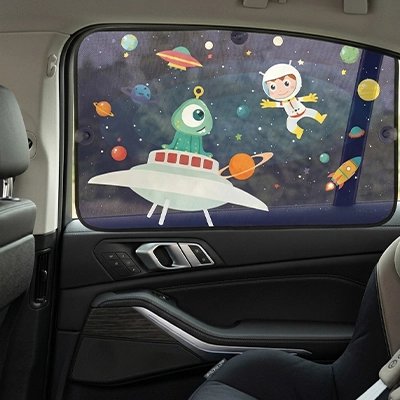 Pare soleil voiture bébé spaciale sur vitre de voiture