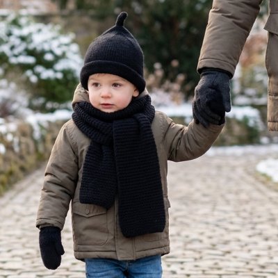 Petite balade avec bébé portant bonnet bebe noir