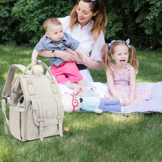 pique-nique maman enfants sac à langer blanc tout près