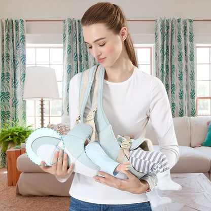 Porte bebe maman-portant-bébé-en-avant-dans-porte-bébé-vert-dans-le-salon