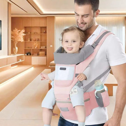 Porte bebe  Papa-portant-bébé-en-avant-dans-porte-bébé-rose-dans-le-salon