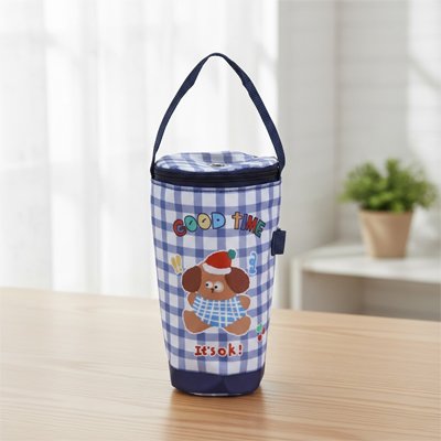Porte biberon chien bleu posé sur table