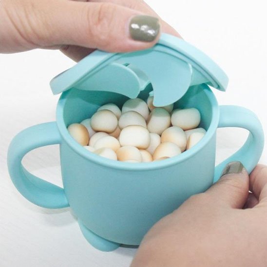 pot de conservation bleu ouvert avec céréales  à intérieur