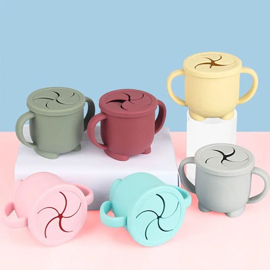 pot de conservation multicolore pose sur table rose