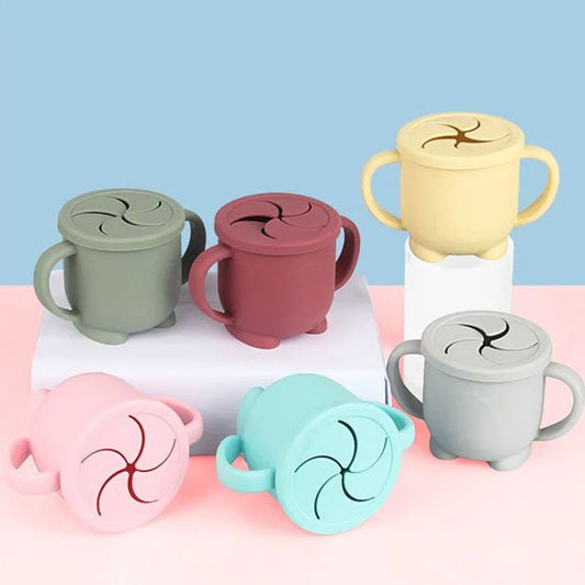 pot de conservation multicolore pose sur table rose