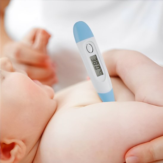 prise température bébé avec thermomètre de trousse de toilette
