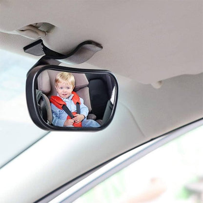Reflet de bébé en voiture  à travers miroir voiture bébé 
